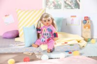 ZAPF Creation BABY born - Óvodai egyberuha jelvényekkel babakellék 36cm