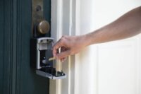 Master Lock 5440EURD Számzáras Bluetooth Okos Kulcsszéf rögzítő füllel