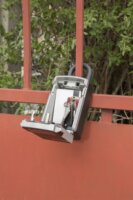 Master Lock 5440EURD Számzáras Bluetooth Okos Kulcsszéf rögzítő füllel