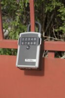 Master Lock 5440EURD Számzáras Bluetooth Okos Kulcsszéf rögzítő füllel