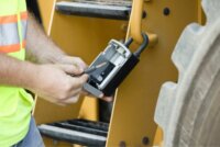 Master Lock 5440EURD Számzáras Bluetooth Okos Kulcsszéf rögzítő füllel