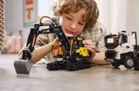 LEGO® Technic: 42175 - Volvo FMX teherautó és EC230 elektromos markoló