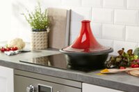 Le Creuset Öntöttvas Tajine Pároló Edény 31cm - Cseresznyevörös