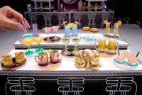 MGA Entertainment Miniverse - Make It Mini Happy Hour Játékfigura