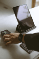 Decoded iPad 11" Pro/Air bőr tok - Barna