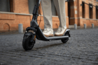 Ninebot by Segway KickScooter E2 Plus E II Elektromos roller (25km/h / 300W) - Fekete