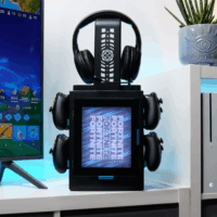 Numskull PS5/XBOX Series Fortnite játéktartó szekrényes állvány LED világítással - Fekete