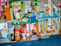 LEGO® Friends: 42670 - Heartlake City lakások és üzletek