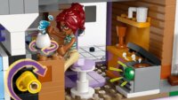 LEGO® Friends: 42670 - Heartlake City lakások és üzletek