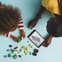 LEGO® Marvel: 11198 - Spin és Electro: Üldözés a dinójárművel