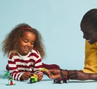 LEGO® Marvel: 11198 - Spin és Electro: Üldözés a dinójárművel