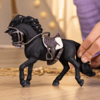 Schleich 42707 Horse Club Tisztavérű spanyol mén figura nyereggel és kantárral