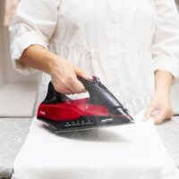 MPM MZE-27 Gőzölős vasaló 2400W - Piros / Fekete