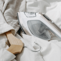 Adler AD5044 2 az 1-ben Ruhagőzölő és Vasaló 1800 Watt - Fehér / Arany