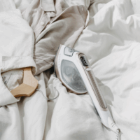 Adler AD5044 2 az 1-ben Ruhagőzölő és Vasaló 1800 Watt - Fehér / Arany