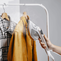 Adler AD5044 2 az 1-ben Ruhagőzölő és Vasaló 1800 Watt - Fehér / Arany