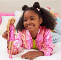 Mattel Barbie Fashionista kollekció Barbie fényes pink ruhában