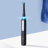 Oral-B iO 4 Forgó-Oscilláló Elektromos Fogkefe tokkal - Fekete