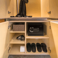 Delight 55583 Elektromos számzáras Biztonsági bútorszéf Ujjlenyomat funkcióval - Fekete