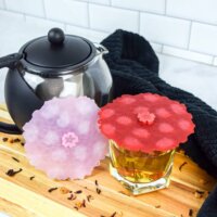 Charles Viancin Geranium Szilikon pohár tető készlet 2 darabos 11,5 cm - Piros / Rózsaszín muskátli forma