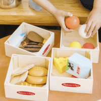 Spin Master 6074866 Melissa & Doug - Élelmiszekcsoportok konyhai játékszett