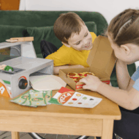 Spin Master 6074890 Melissa & Doug - Pizzapult feltétekkel konyhai játékszett