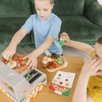 Spin Master 6074890 Melissa & Doug - Pizzapult feltétekkel konyhai játékszett