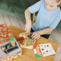 Spin Master 6074890 Melissa & Doug - Pizzapult feltétekkel konyhai játékszett