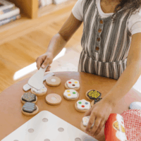 Spin Master 6074870 Melissa & Doug - Süteménykészlet konyhai játékszett