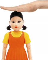 Squid Game Young-Hee interaktív baba 30 cm (angol)