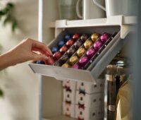 Joseph Joseph CupboardStore Polc alá szerelhető kapszulatartó - Szürke