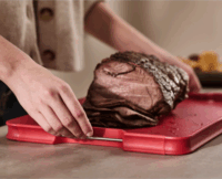 Joseph Joseph Cut&Carve Műanyag Konyhai Vágódeszka 41 x 29 cm - Piros