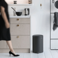 Brabantia Newicon 20L Pedálos fém szemetes - Sötétszürke