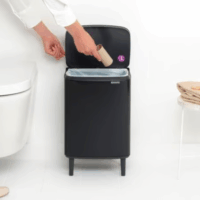 Brabantia lábakon álló fém szemetes 12L - Matt Fekete