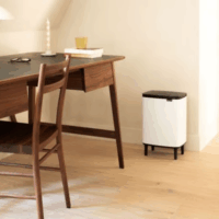 Brabantia lábakon álló fém szemetes 12L - Fehér/Fekete