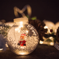 Family Decor 58917 LED Fényfüggöny hógömb mikulással karácsonyi dekoráció