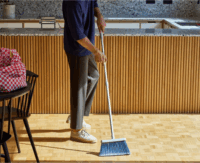 Joseph Joseph CleanTech Falra szerelhető Seprű készlet teleszkópos nyéllel - Bézs