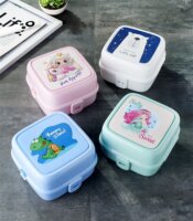 IRIS G-400 Porky Műanyag Gyerek ételes doboz kanállal és villával 2L - Vegyes színek